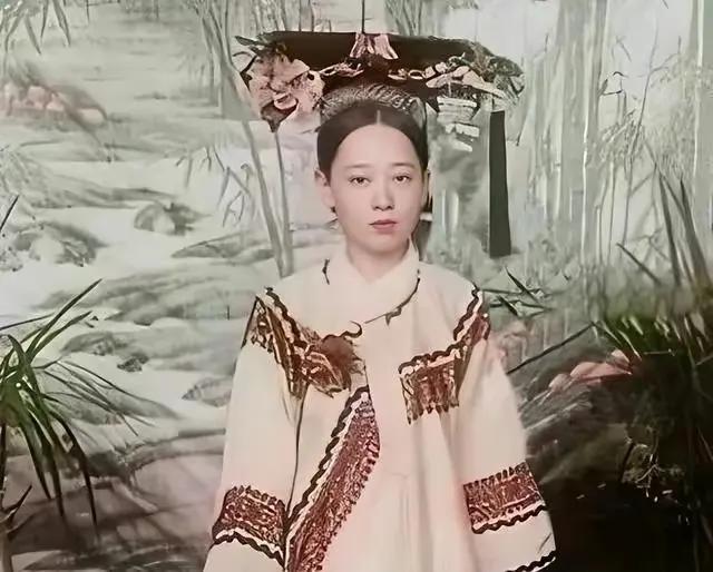 晚年的慈禧太后喜欢拍照，细心的读者能够发现，在慈禧身边陪着她拍照的有一个绝色美女