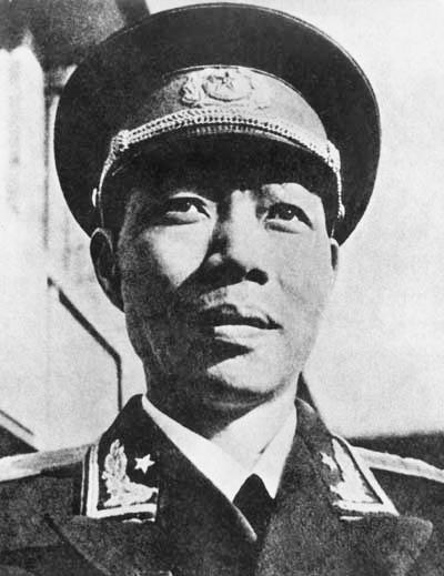 “把副改成正！”75年毛主席审阅大军区名单后，亲自为他升官

一天夜里，毛主席偶