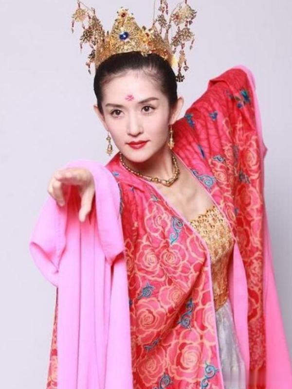 谢娜cos过的角色，凤九没啥，小妹一般，图4才是完美还原！
哈喽，各位观众老爷们