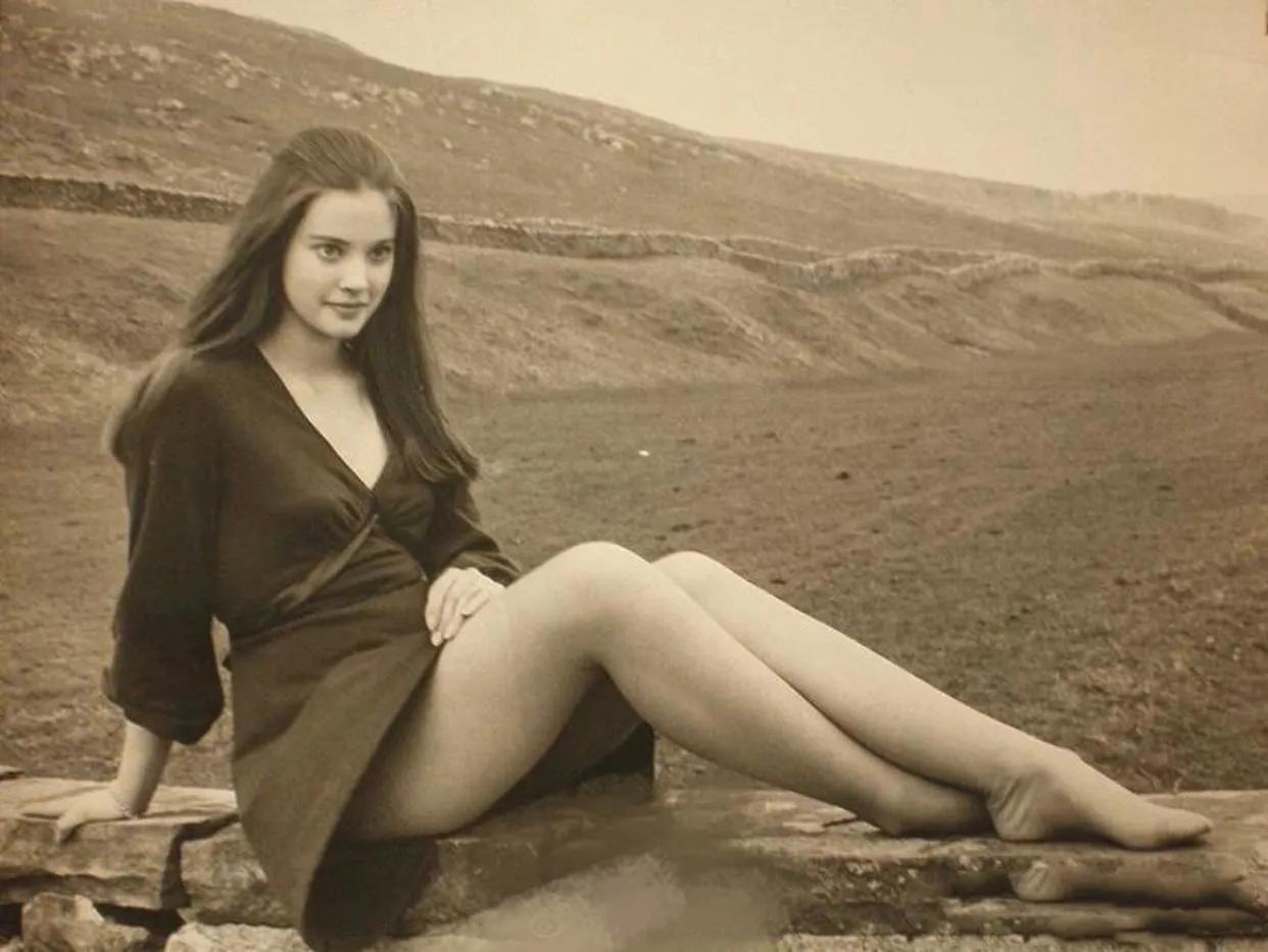 相隔几十年的两张欧美美女的留影，不一样的时代，一样的时尚与美丽。
欧美风在一个多