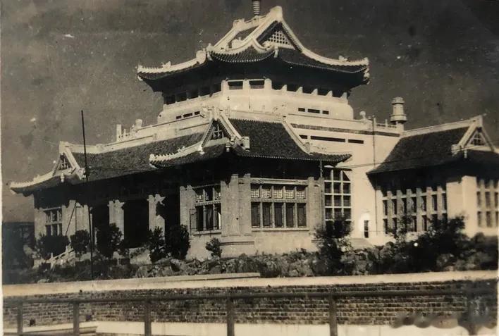 你们知道吗？就在樱花城堡上面，有一座武汉大学最老的建筑之一，武大老图书馆，值得一