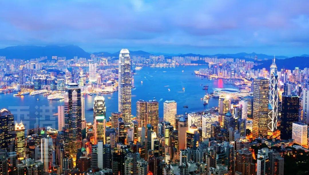 
一位外国友人来到了大湾区，他对这里的繁华景象十分惊讶。他参观了香港，珠海和深圳