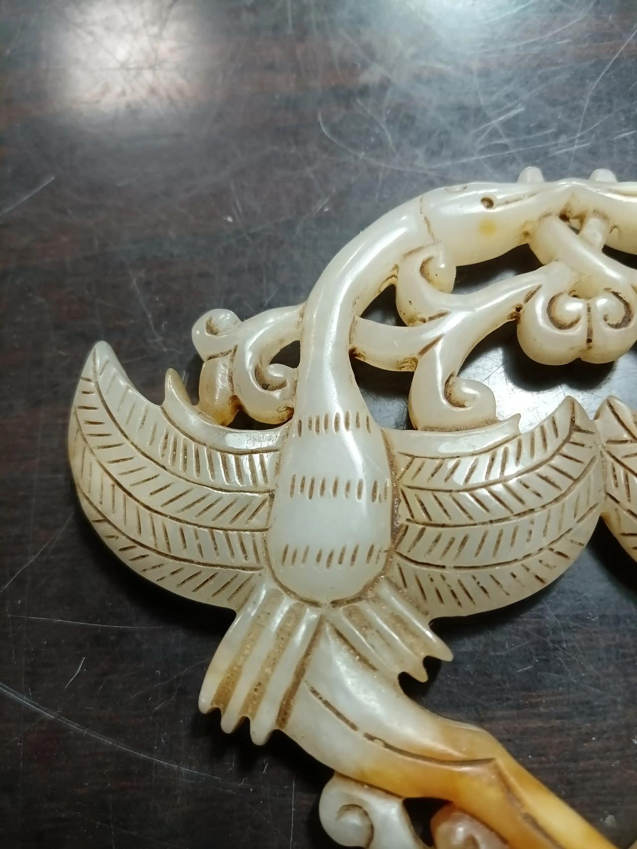 和田白色古玉明清时期镂空雕刻仙鹤纹，花卉纹，羽绒纹。精致绝美富贵玉佩一件。红沁清