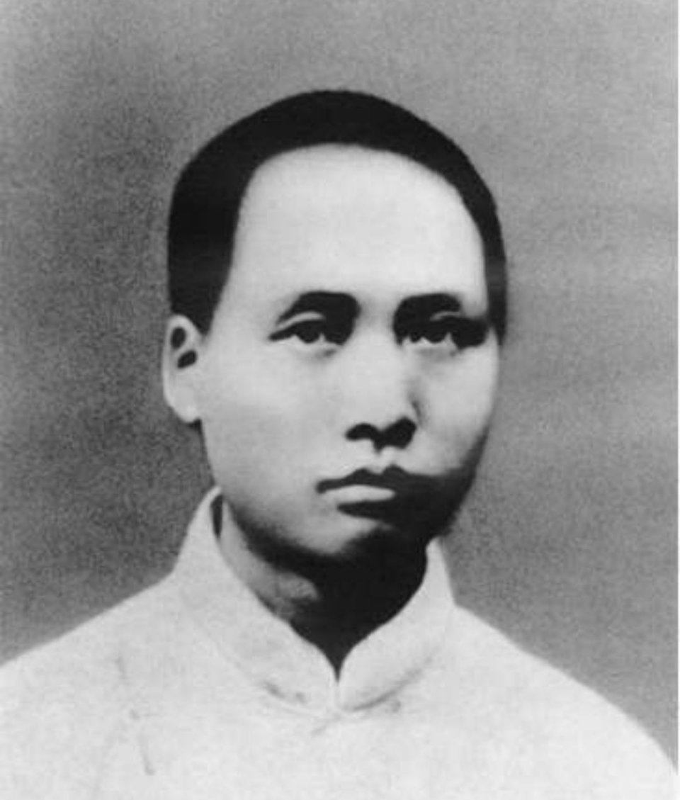 #历史那些事[超话]#1893年12月26日，毛泽东诞生在湖南省湘潭县韶山冲一个