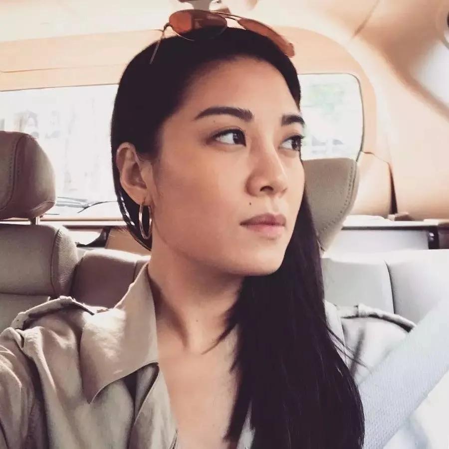 著名影星廖碧儿已经44岁了，现在还单身，当年要不是一心为了嫁入豪门甩了陈豪，估计