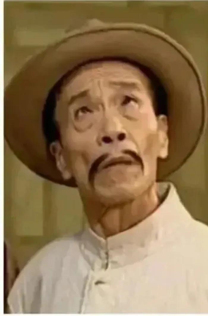 想让俄罗斯胜，想让乌克兰败，这种想法也很正常。但是，不能传播投降派思想，不㑷动不