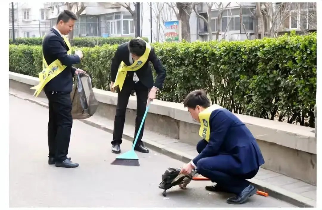 如此作秀是把上级当傻子，还是把百姓当傻子近日，刷到一些人们，志愿者们，身着干净的