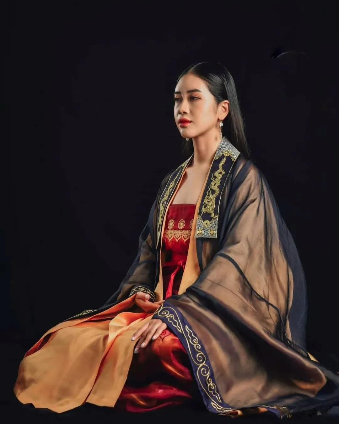 越南人以石像复原的莫朝武太后形象，这太后的衣服打扮看起来有点离谱。
莫朝存在于明