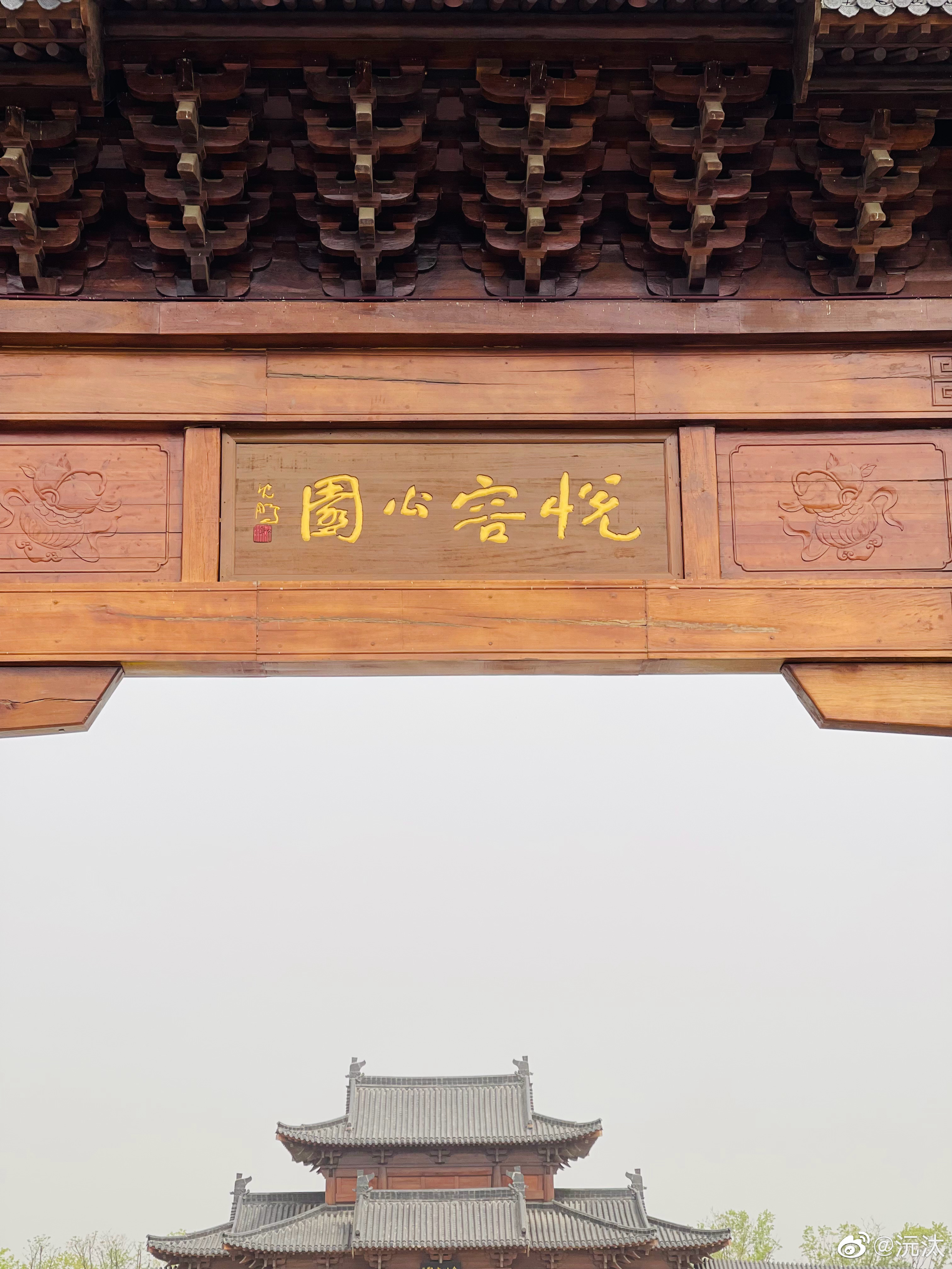 雄安的一个公园。仿古建筑，亭台楼阁，小桥流水，鲜花绿柳。好多人在公园里玩。 ​​