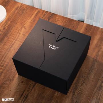 收到一加 Ace 2V 的邀请函，主要透露出两个信息：
· 本邀请函部分物料由淘