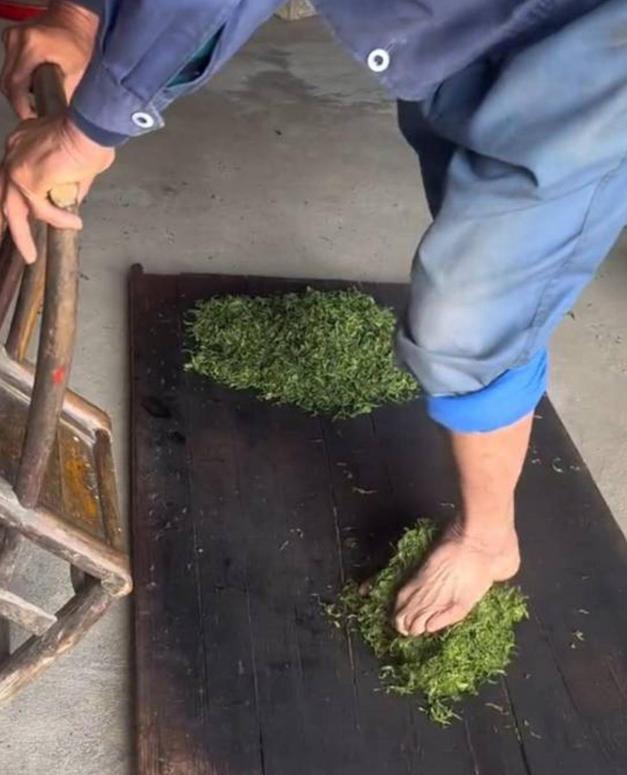 村民赤脚踩茶叶视频引热议，网友大呼不敢喝，当地回应称是传统工艺。
这是平江烟茶的