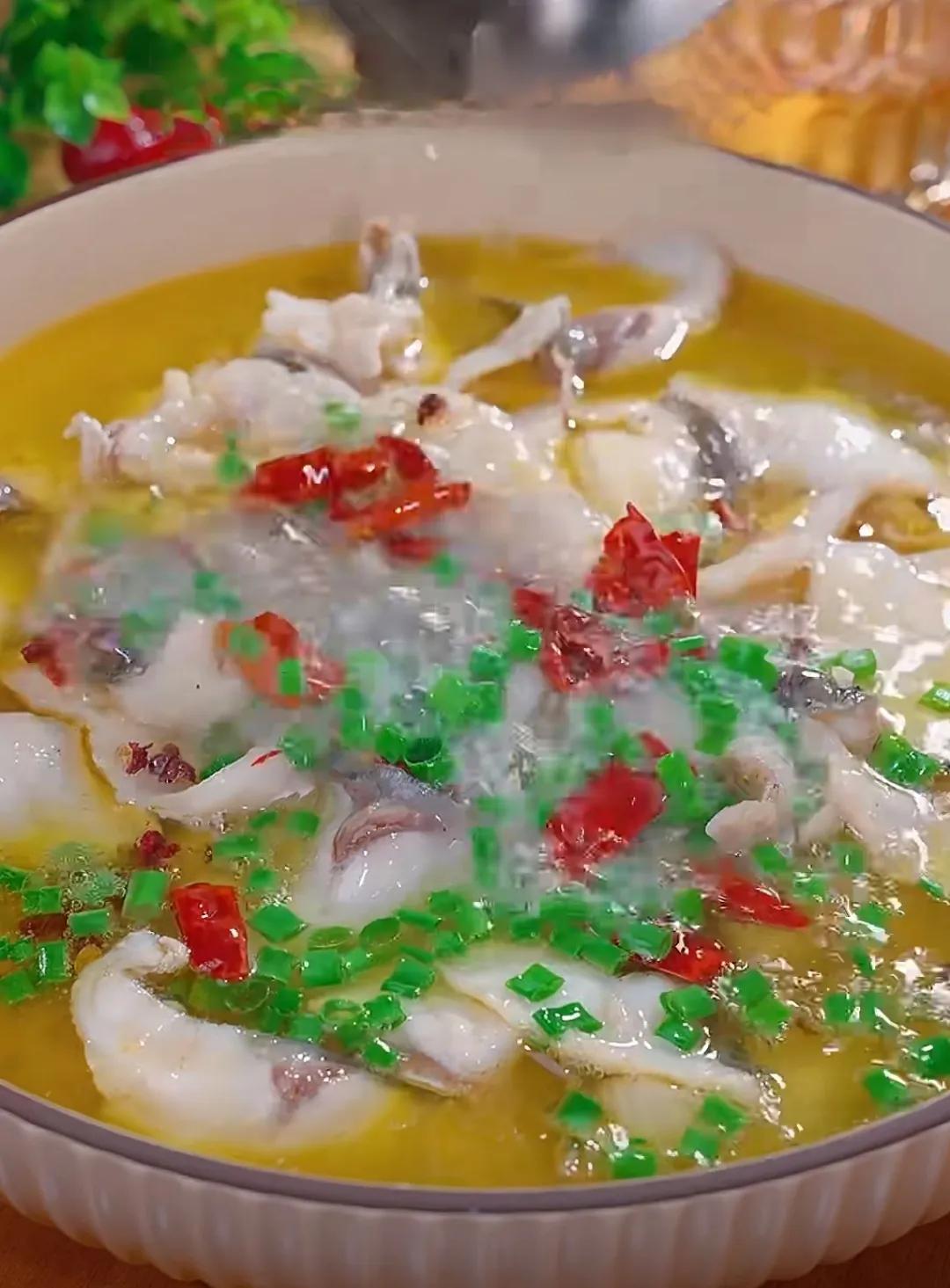 分享《酸汤鱼片》的详细制作方法
酸汤鱼片是一道四川菜系中传统的菜品之一，通过鱼片