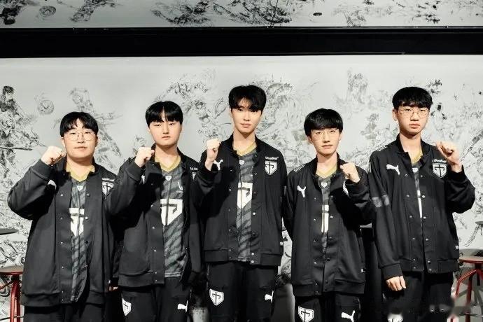 继T1之后，GEN粉丝也卡车喊话了！
喊话内容如下：Gen.G选手们需要实力更出