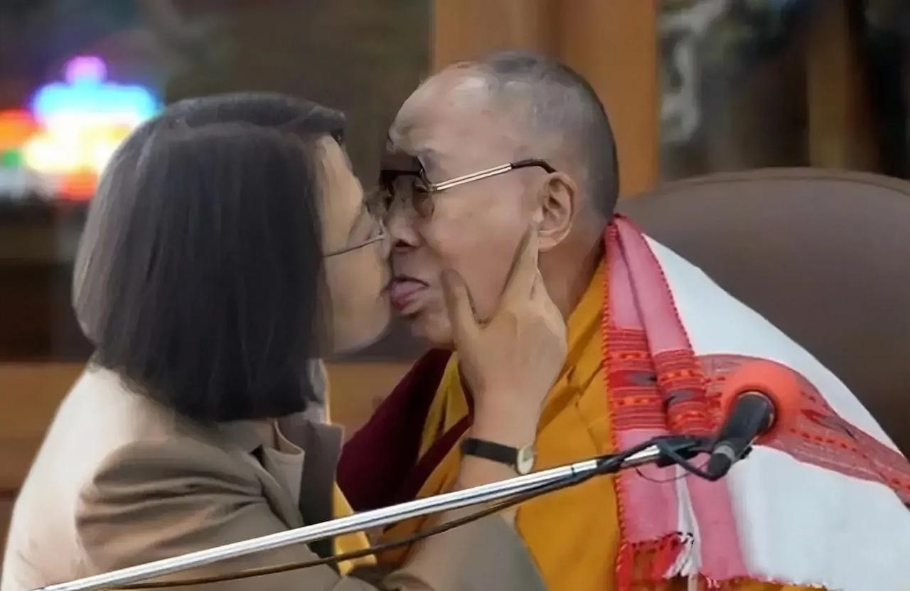 臭名远扬的老和尚在印度参加活动时，竟然舌舔一个印度小男孩，真是太无耻了。
老和尚