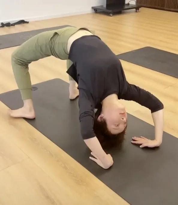 孙俪怪不得身材这么好呢，原来是自律的结果[捂脸][捂脸]这是她在练习是瑜伽[鼓掌