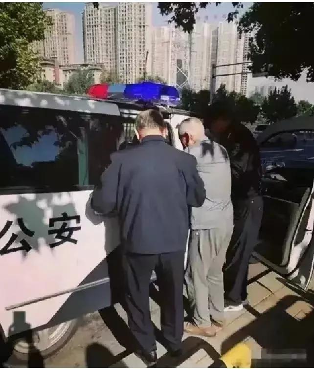 照片中82岁的大爷被警察叔叔“小心翼翼”送回家，他不是因为老年痴呆糊涂迷路回不了