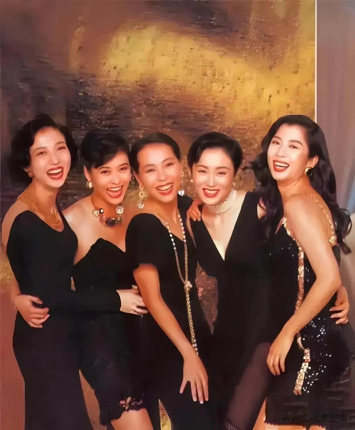 这个张照片上的五个人，能叫出三个以上名字的小伙伴，至少都是80后和70后的人了，