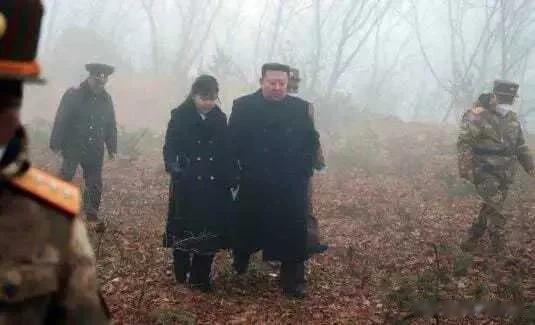 朝鲜人民军统帅，周日（3月19日）带亲爱的闺女进深山监督指导导弹发射，这次“战术