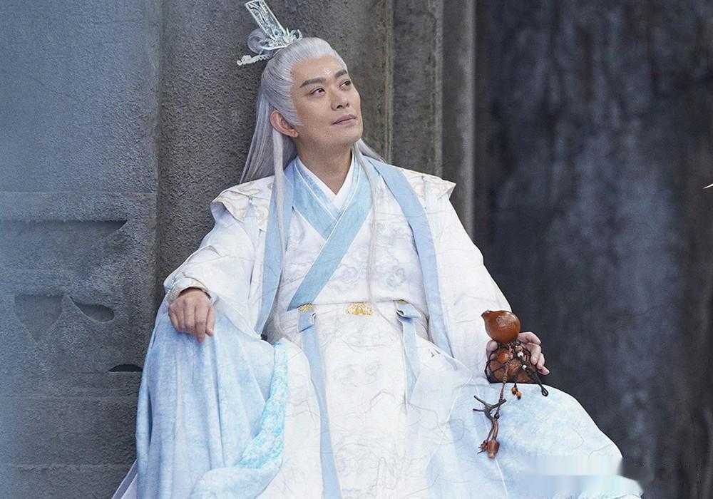 《长月烬明》除了高颜值的主演们外，长辈组配角也是绝了。黄海冰，何中华，郑国霖，张