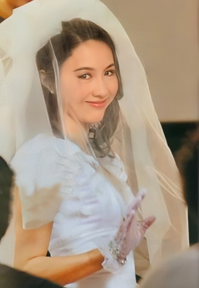 #黎姿首次正面回应退圈原因# 个人认为黎姿的五官、气质基本上属于现代美，更适合时