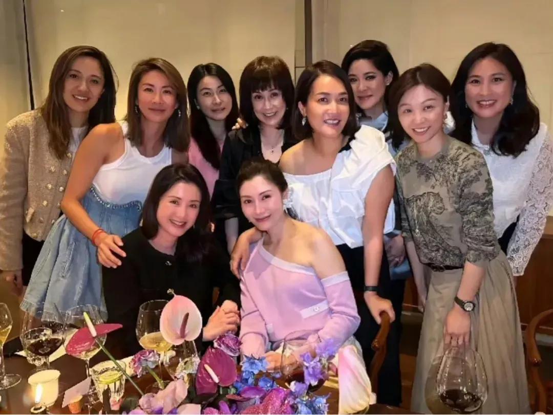 “香江贵妇大合影”最近又更新了2.0版本。
	
之前一直合照镶边的李嘉欣，这次终