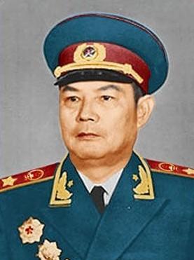 萧劲光前来看望邓小平，说道：一定要提防那两个戴眼镜的。

1973年2月18日，