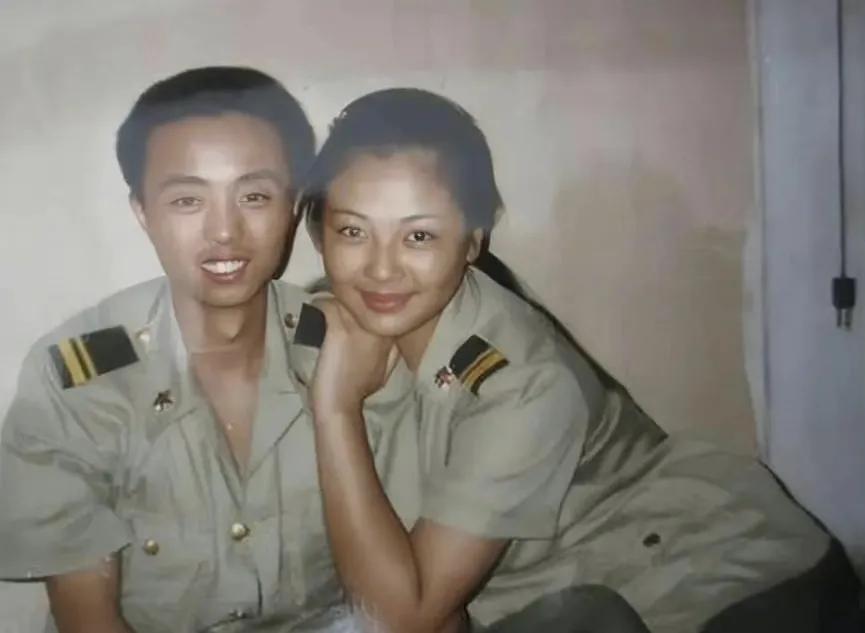 刘涛和战友的合影，一脸的青涩。旁边的战友够他吹一辈子了[偷笑]