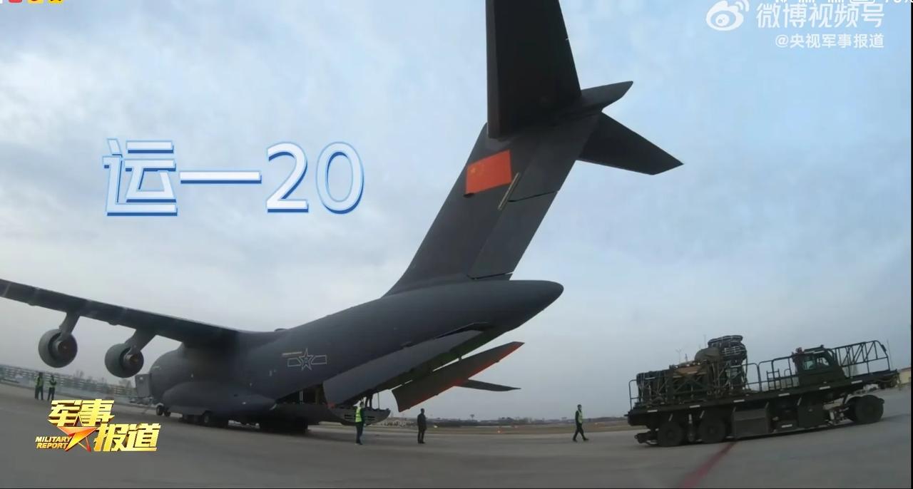 “橡木桶型”运-20首次参加演习。

近日空降兵组织一场战略运输机空投演习，有多