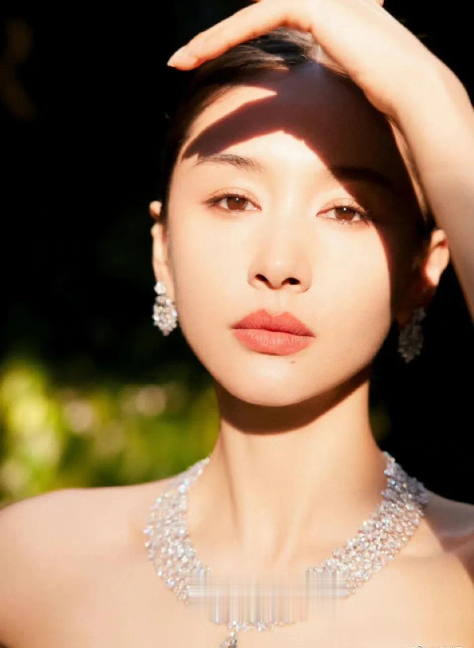 王子文黑色抹胸礼服造型释出，精致绝美的五官搭上高奢的珠宝，再加上高冷的气质彰显出