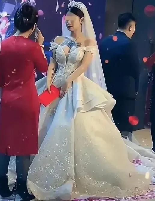 江苏一对新人结婚，婆婆不满新娘大面积纹身，迟迟不肯上台致辞，在亲朋好友的劝说下上