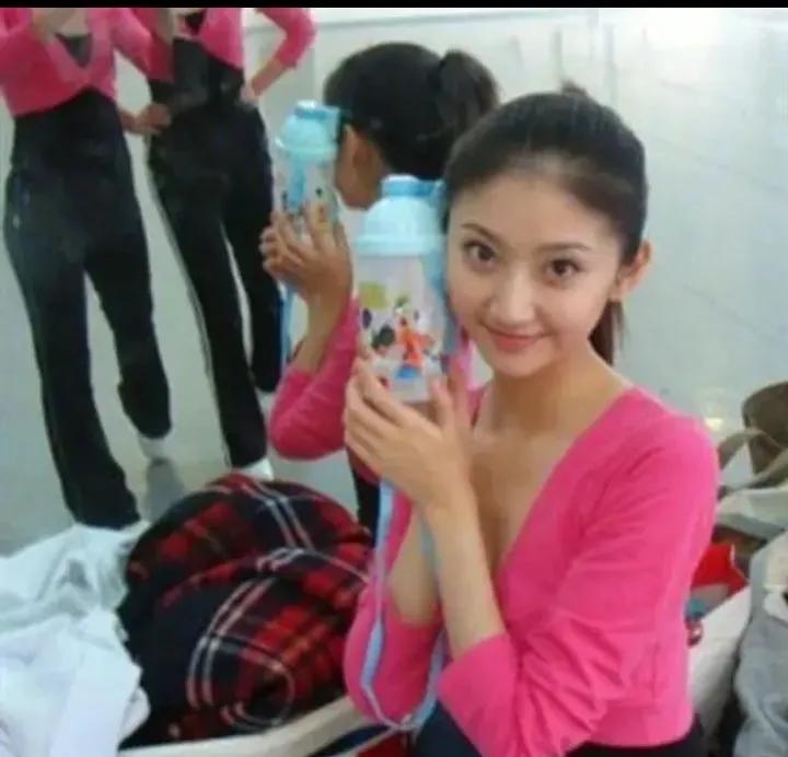 大学时代的景甜，和现在无差别，她的气质太好了，一看就是富养长大的千金大小姐，贵气