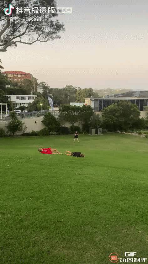 想到一段话：我想做春天里的小熊🐻，在草地上自由的打滚。如果滚一次不够。那我就滚