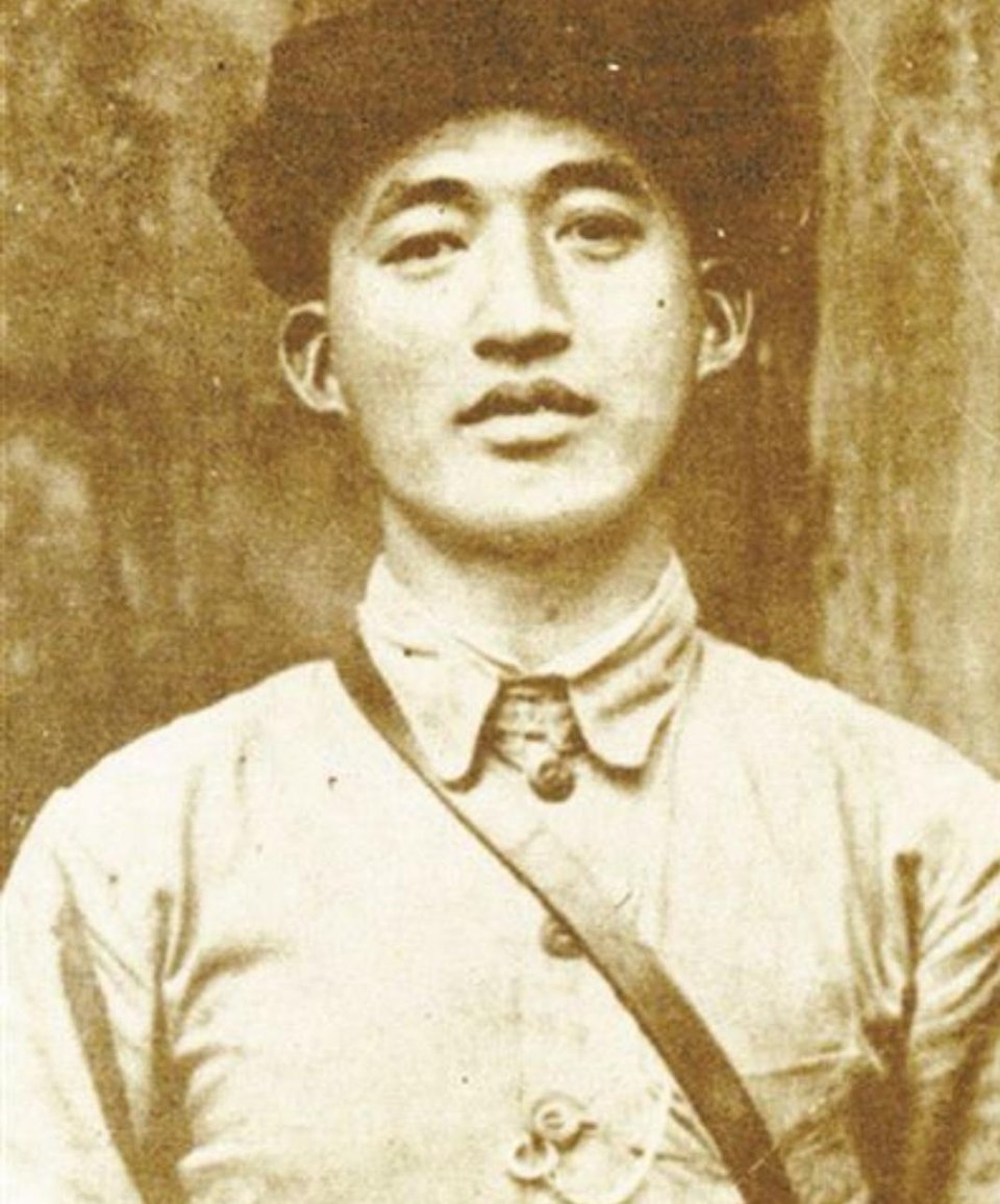 #历史那些事[超话]#1935年8月21日，红25军长途征战，冒雨赶到甘肃泾川县