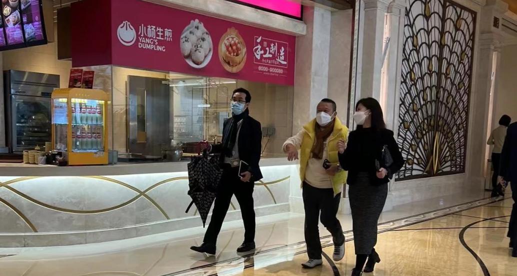 曾志伟现身澳门，穿黄马甲抢镜
