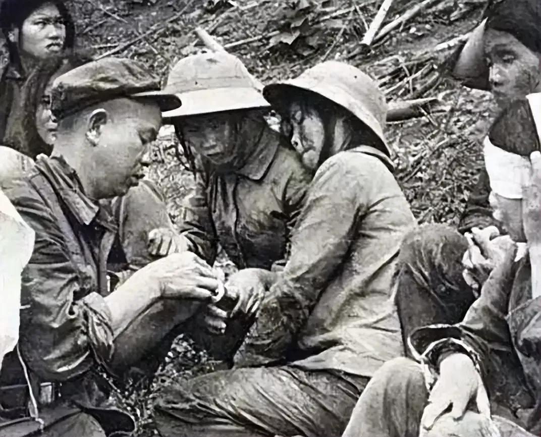 四十多年的老照片，一名解放军军医正在救治负伤的越南女兵的场景。可以看出越南女兵脸