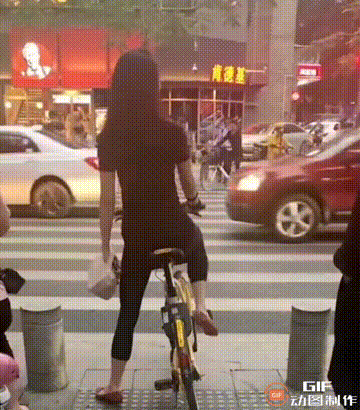 虽然功夫不错，但这样不好吧！
美女，低调点，当心紧身裤裂裆。那就不好看了。
矜持