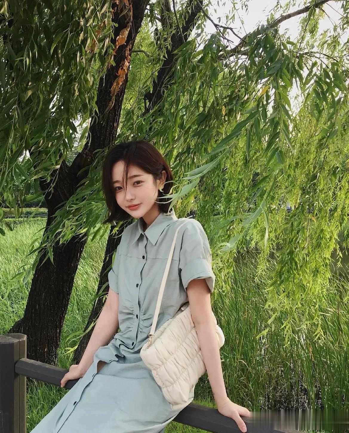 
春夏日常穿搭｜简单的白T恤加牛仔裤👖，也可以很耐看哦。
 