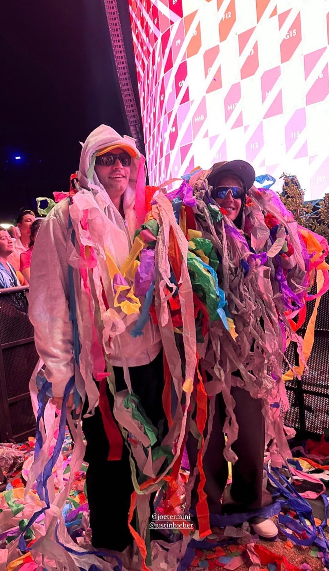  •  啊哈哈哈哈哈哈哈🆘🆘🆘在Coachella的和他攝影師還有Joe 