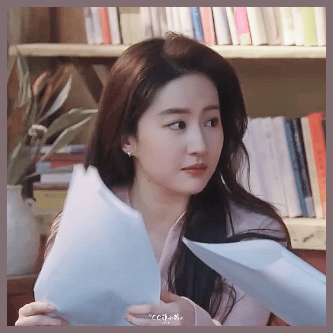 #刘亦菲# × 去有风的地方 × 许红豆·GIF/动图“许红豆在有风小院里大笑着