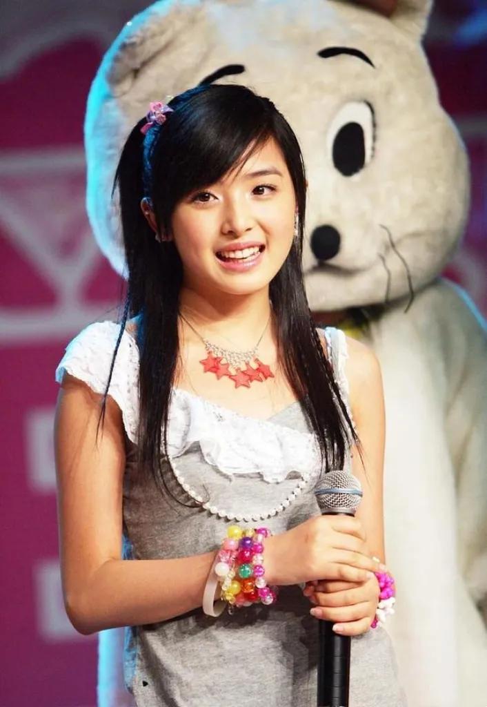 张含韵34岁了，依然少女感满满，她才是真正的冻龄女神。
少女时代的张含韵可爱青涩