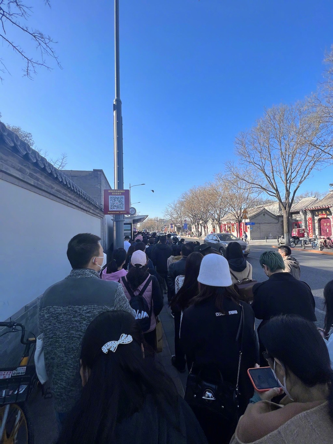 转自网友，今天周一一早的雍和宫，排到地铁站了……[衰] ​​​