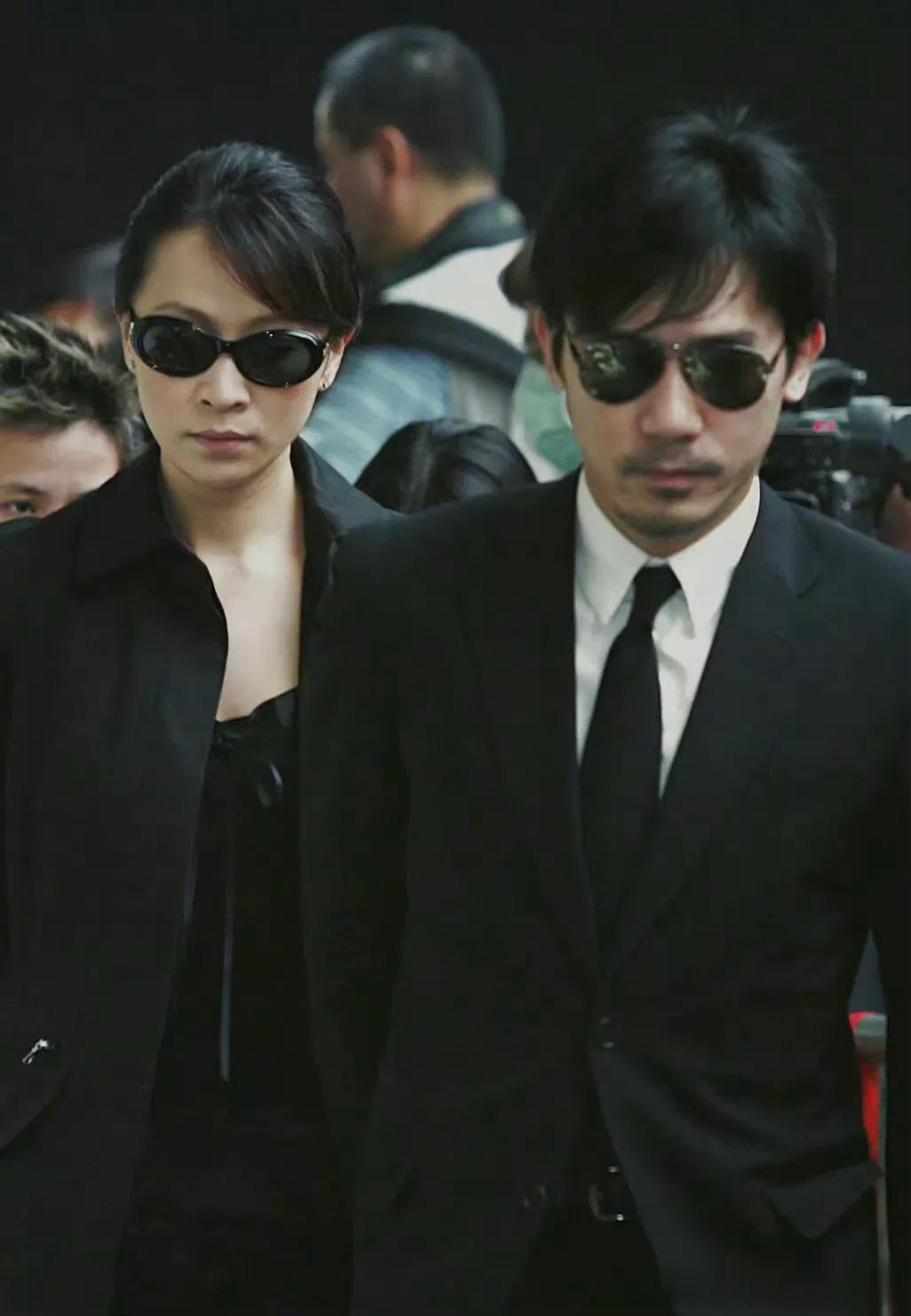 2003年张国荣葬礼上

原来你已经故去20年了，时间真快呀！
[蜡烛][蜡烛]