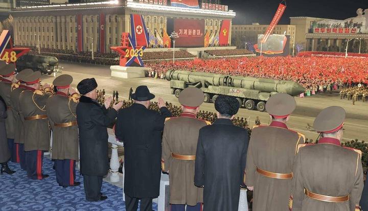 2月8日晚，庆祝朝鲜人民军成立75周年大阅兵在平壤金日成广场举行