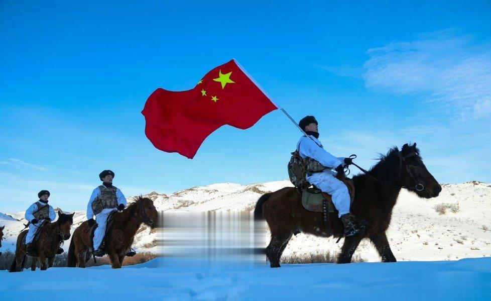 【辛苦了！边防战士与“无言战友”踏雪巡逻】近日，库则温边防连所在地区连降大雪，厚