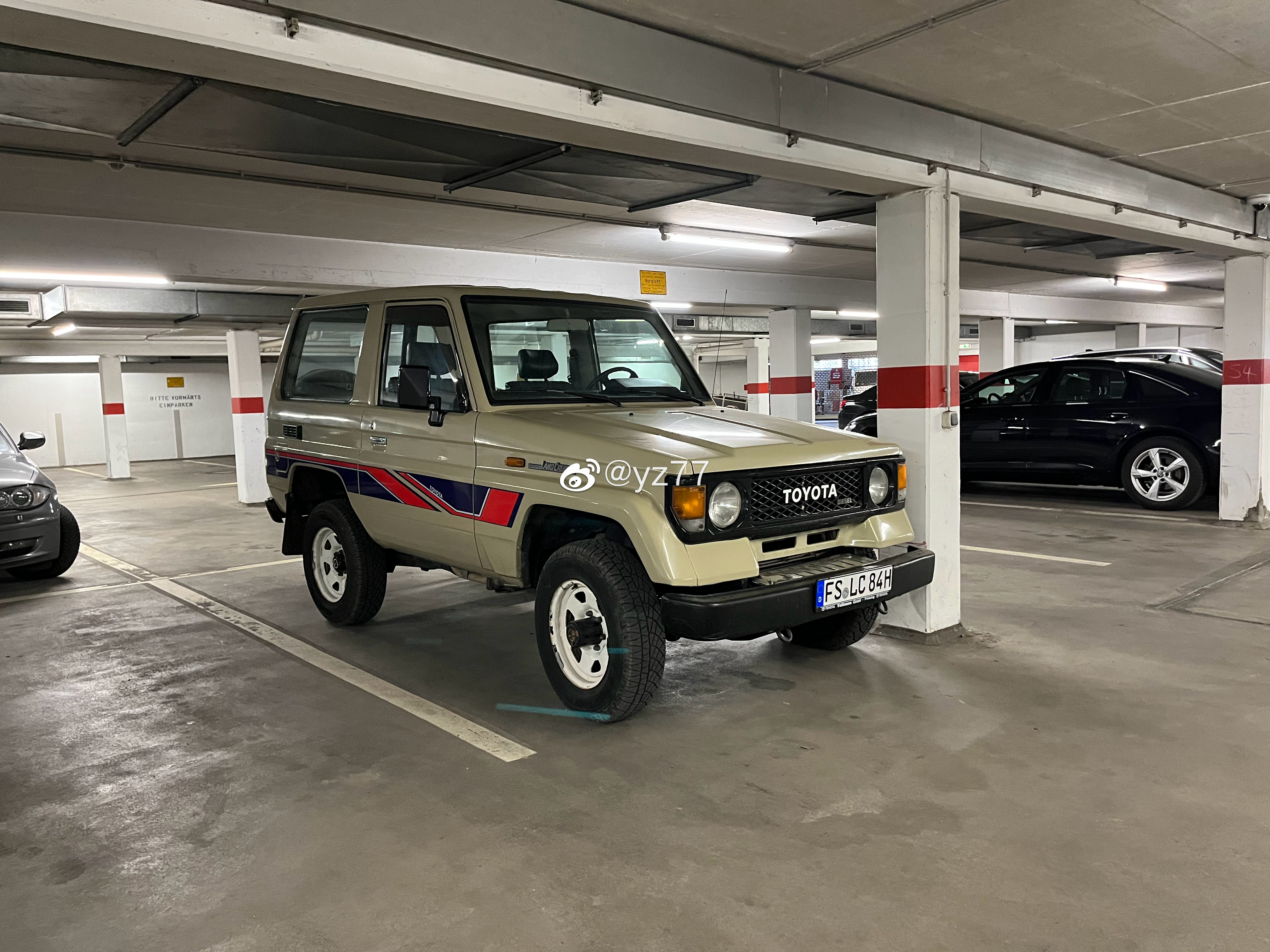 买完东西走进停车场看见这车眼前一亮，挂H牌说明已经是30年以上的老车了，但是状态