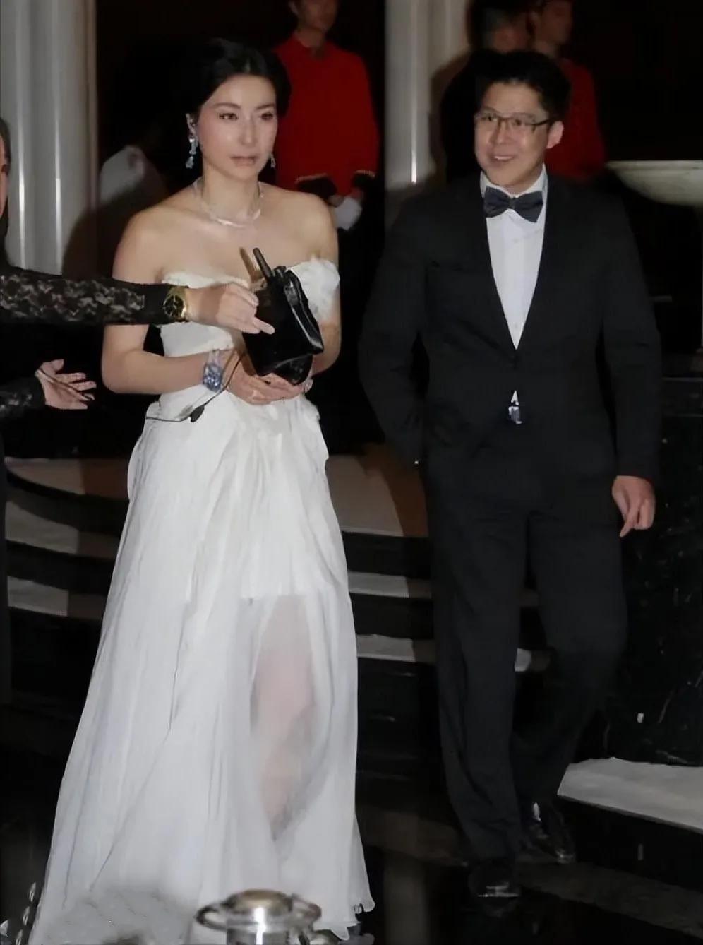 低调的郭晶晶其实很美！即使和超模徐子淇同框也是一样闪闪发光。

郭晶晶出席活动，