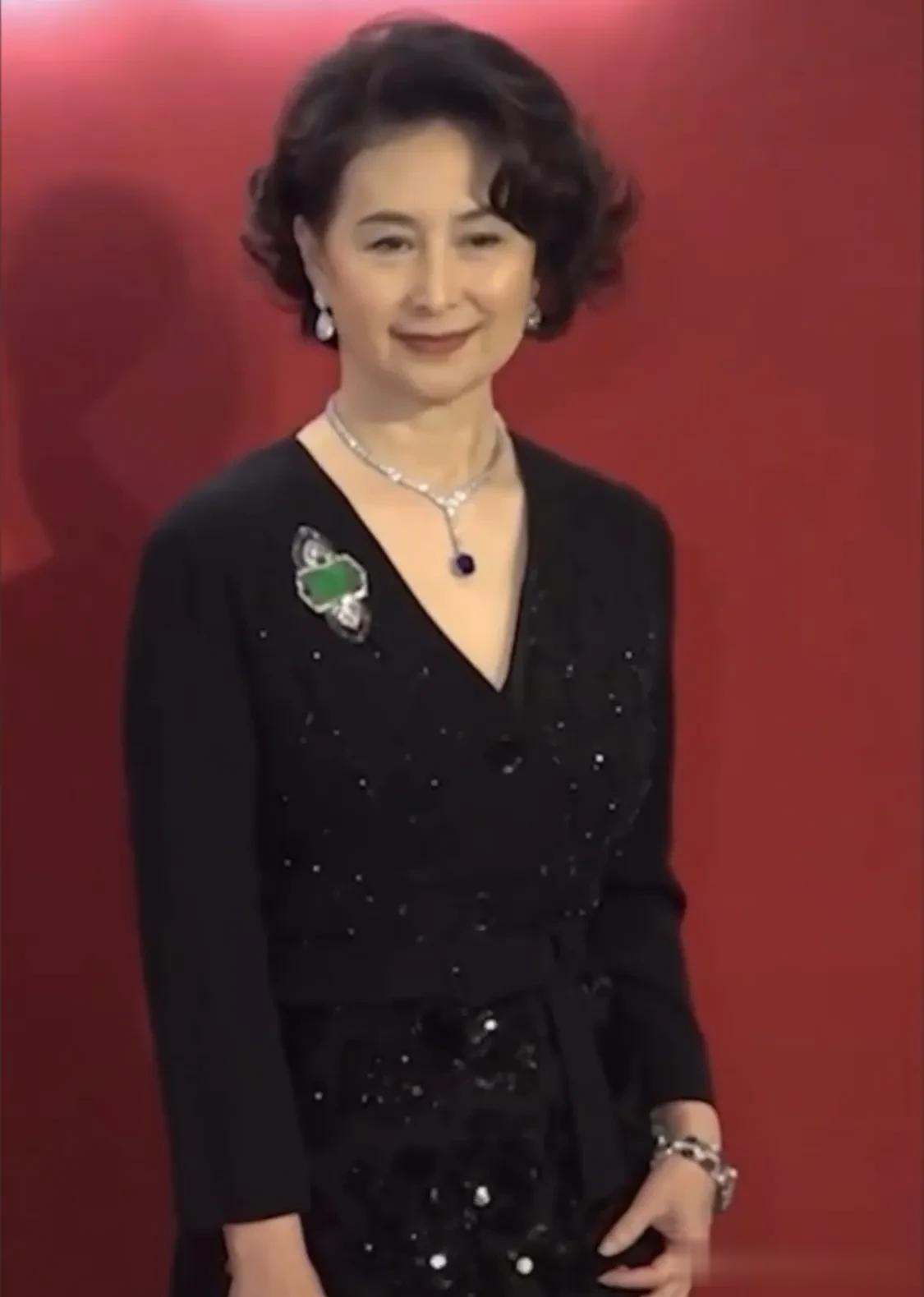 何超琼罕见现身某活动，61岁气质依然很好，贵气逼人，作为赌王最疼爱的千金，一出生