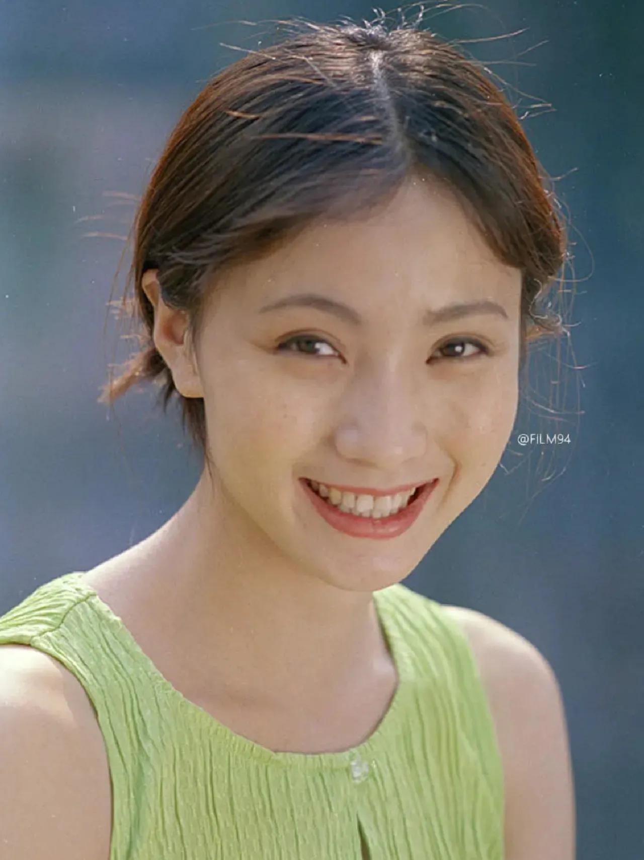 妩媚的人首先有带钩的眼睛
所谓媚眼如钩，媚眼如钩，能钩得住人的神魂就是妩媚。所以