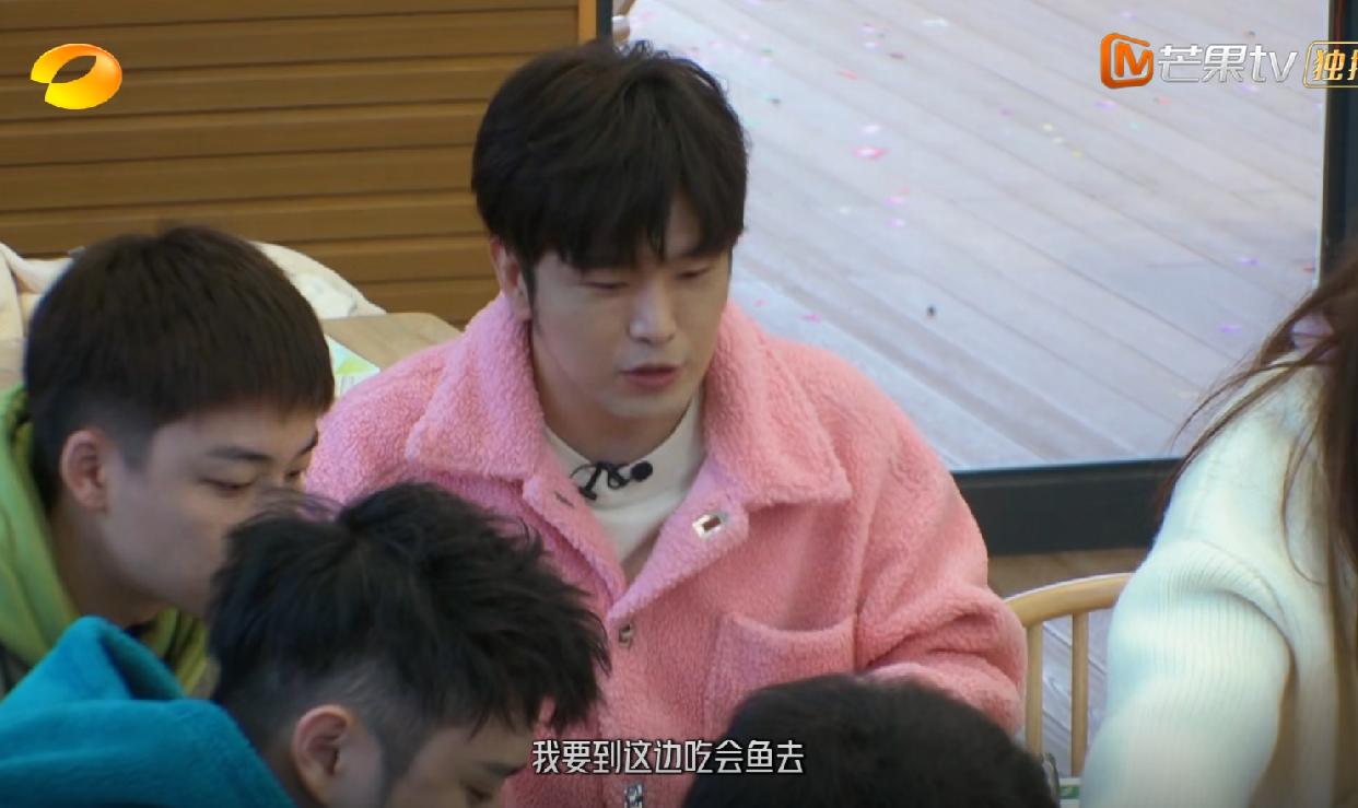 大锁：我要到这边去吃会鱼去。徐志胜：强哥想吃鱼了。大锁：什么档次跟我吃一条鱼。《