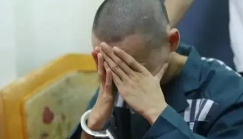 河南高中生觉得压力大，花60万雇佣杀手，残忍杀害自己父亲和姐姐。

高某出生于1